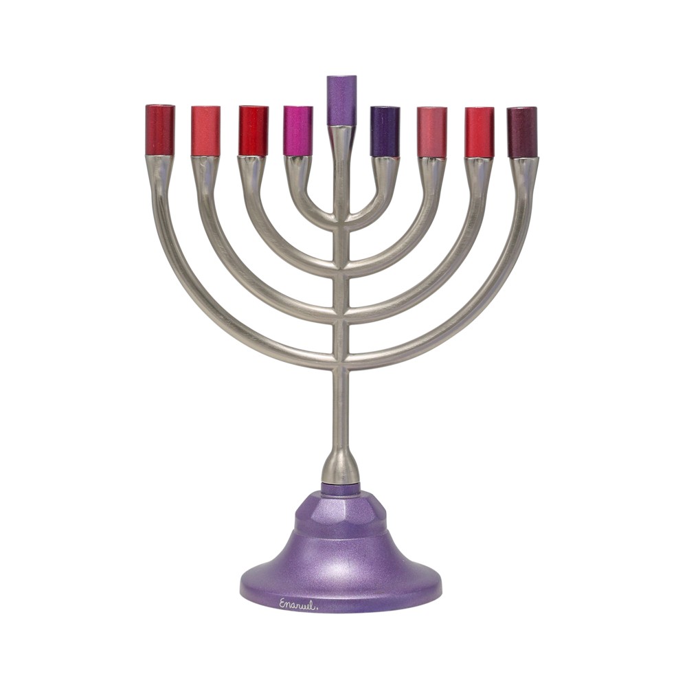 חנוכייה קלאסית עם בסיס סגול וקנים בגווני בורדו